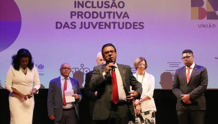 Ministro do Trabalho cobra empresas para melhorarem média salarial